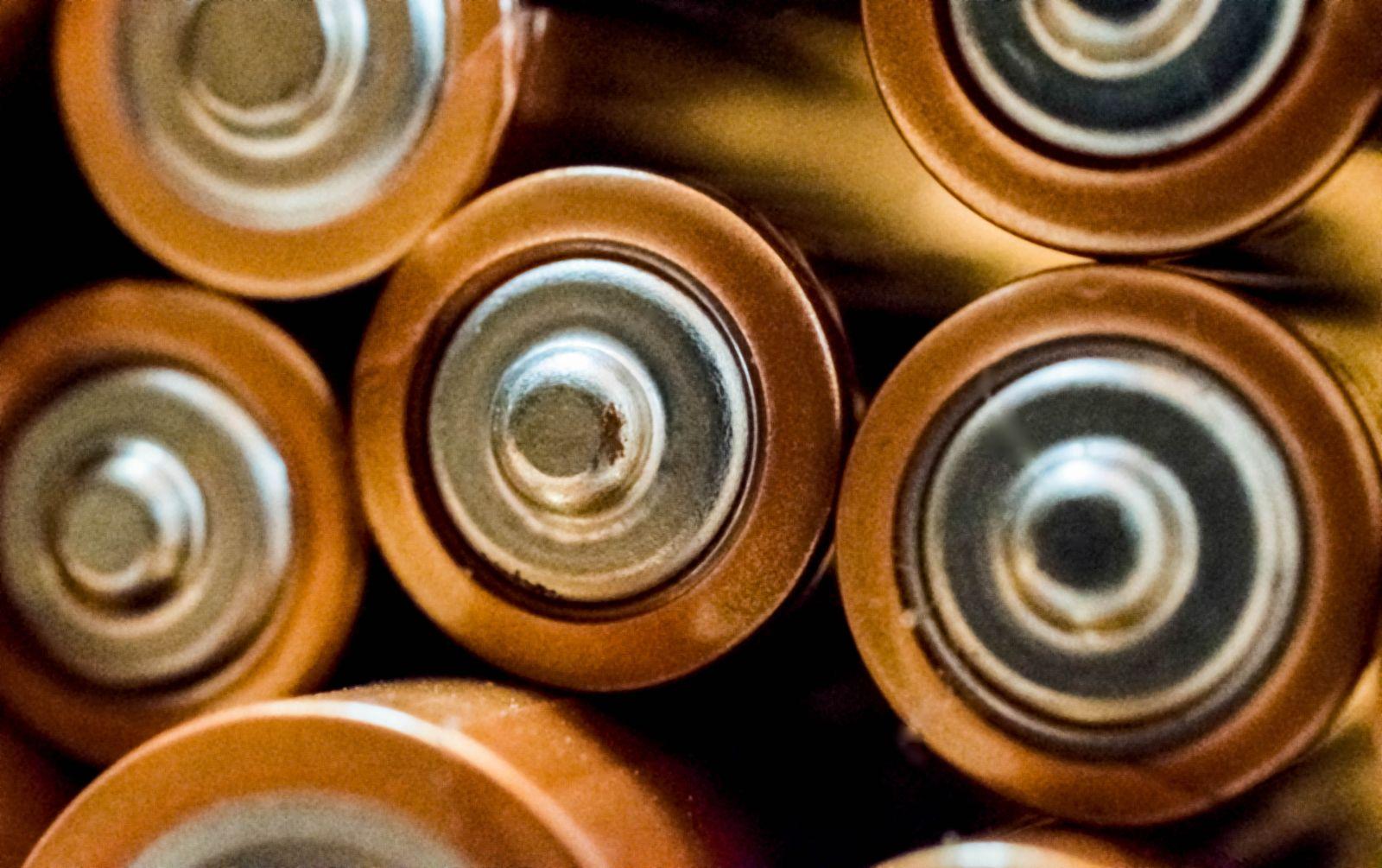 Close-up de células de bateria cilíndricas com terminais metálicos